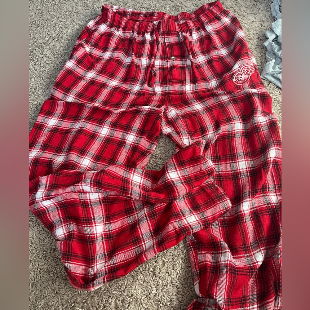 4/16$ or 8/24$

red wings flannel pants
